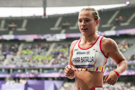 Fiona Pinar en la ronda 1 mujeres 200M - T64