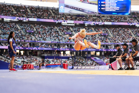 Sara Fernández en la final de salto de longitud