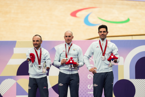 Ricardo Ten, Alfonso Cabello y Pablo Jaramillo con la medalla de plata
