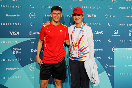 Elena de Borbón celebra la medalla de Ander Cepas