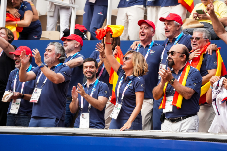 La delegación institucional celebrando el bronce de Martín de la Puente y Daniel Caverzaschi