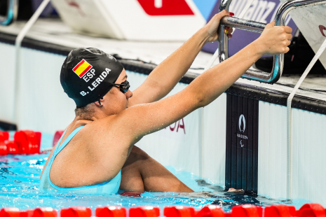 Beatriz Lérida en las series de mujeres 100M espalda -S9