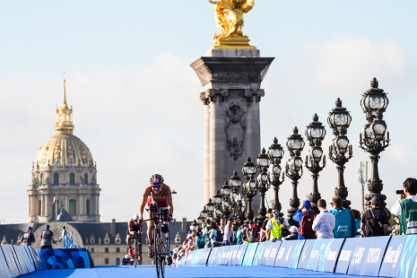 Las calles de París de gala para el triatlón