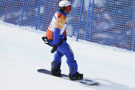 Imagen de Víctor González en la prueba de snowboard cross de los Juegos Paralímpicos de Pyeongchang 2018.