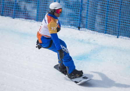 Imagen de Víctor González en la prueba de snowboard cross de los Juegos Paralímpicos de Pyeongchang 2018.