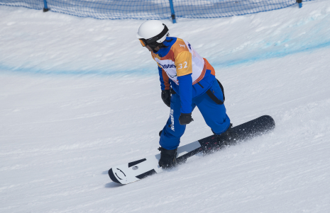 Imagen de Víctor González en la prueba de snowboard cross de los Juegos Paralímpicos de Pyeongchang 2018.