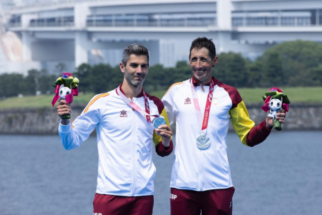 Héctror y Gustavo, en el podio con la medalla de plata