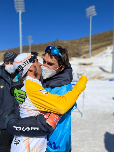 Pol Makuri y Nil Martínez abrazados tras la clásica de 20km de esquí de fondo JJPP Pekín 2022