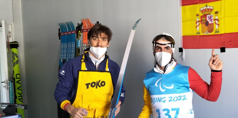 Pol Makuri y su entrenador y skiman Nil Martínez en el skiroom del Centro de Biatlón de Zhangjiakou JJPP Pekín 2022