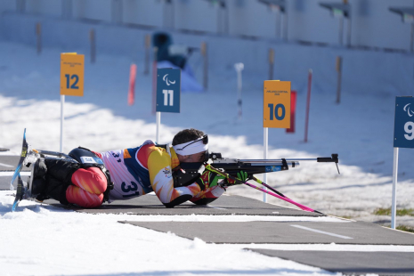 Higinio RIvero disparando en la prueba de biatlón sprint en Milán Cortina 2026