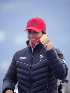 Audrey Pascual ceremonia de medalla Supergigante Milano Cortina 2026