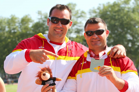 David Casinos, junto a su guía José Luis Arroyo, con el oro en Lanzamiento de Disco del Mundial de Lyon 2013.
