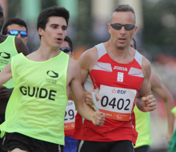 Óscar Moreno y su guía Marc Moreno, en los 800 metros (clase T11) del Mundial de Lyon 2013.