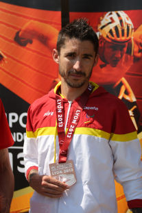 Gustavo Nieves, con su medalla de bronce de los 10.000 metros (clase T12) en el Mundial de Lyon 2013.