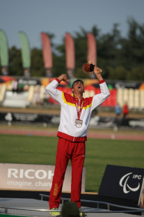 José María Pámpano celebra su medalla de bronce en los 1.500 metros (clase T36) del Mundial de Lyon 2013.