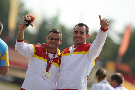 David Casinos y su guía, José Luis Arroyo, con la medalla de oro en el lanzamiento de peso del Mundial de Lyon 2013.