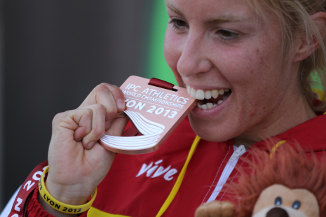 Elena Congost muerde su medalla de bronce de los 1.500 metros en el Mundial de Lyon 2013.