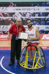 Pablo Zarzuela recibe el MVP del España-República Checa en el Europeo 2015.