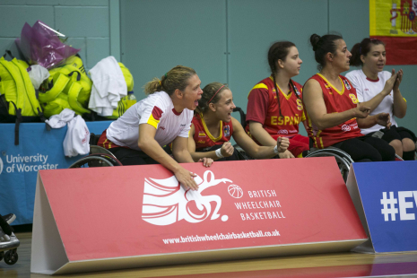 Jugadoras en el banquillo de la selección española durante el partido contra Gran Bretaña del Europeo BSR 2015.
