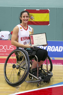Almudena Montiel recibe el MVP del partido España-Turquía del Europeo BSR 2015.