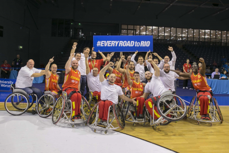 La selección española de basket en silla, tras lograr la quinta plaza y la clasificación para los Juegos de Río 2016 en el Europeo BSR 2015.