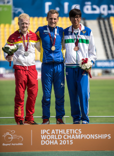Iván Cano, en el podio tras conseguir la medalla de plata en la prueba de salto de longitud en el Mundial de Atletismo Doha 2015.