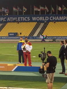 Kim López, en el podio de la prueba de Lanzamiento de Peso T12 en el Mundial de Atletismo Doha 2015.