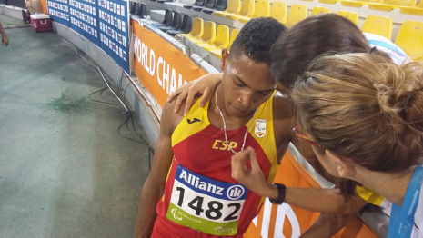 Deliber Rodríguez, tras conseguir la medalla de bronce en la prueba de los 400 metros T20 en el Mundial de Atletismo de Doha 2015.