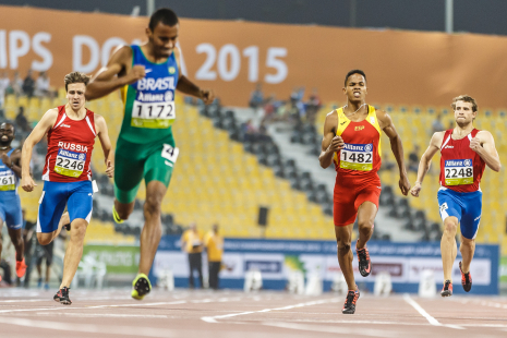 Deliber Rodríguez, al conseguir la medalla de plata en la prueba de los 400 metros T20 en el Mundial de Atletismo de Doha 2015.