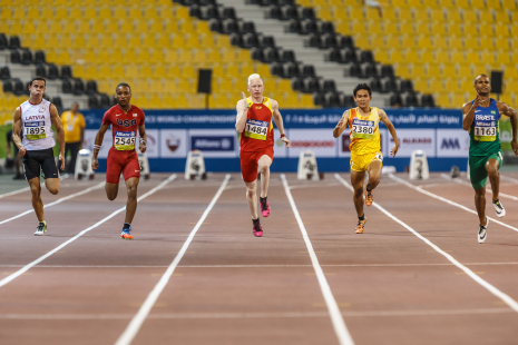 Diego Sancho, en la prueba de 100 metros T13 del Mundial de Atletismo Doha 2015.