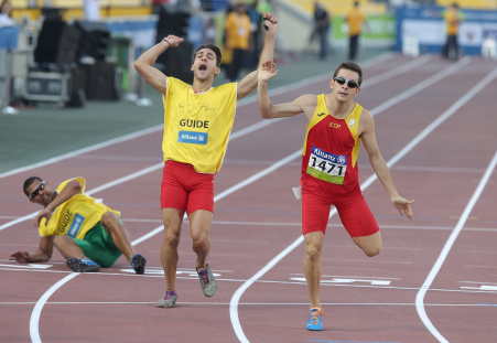 Gerard Descarrega y su guía Marcos Blanquiño, al finalizar la prueba de 400 metros T11 del Mundial de Atletismo Doha 2015.
