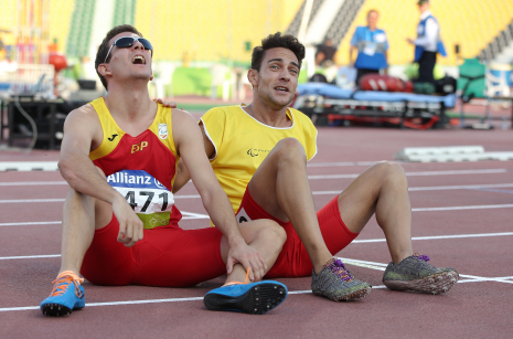 Gerard Descarrega y su guía Marcos Blanquiño, al final de la prueba de 400 metros T11 del Mundial de Atletismo Doha 2015.