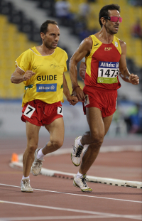 Manuel Garnica, con su guía, en la prueba de 5000 metros T11 del Mundial de Atletismo Doha 2015.