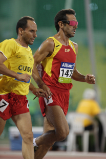 Manuel Garnica, con su guía, en la prueba de 5000 metros T11 del Mundial de Atletismo Doha 2015.