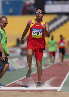 Xavi Porras, participando en salto de longitud T11 en el Mundial de Atletismo Doha 2015.