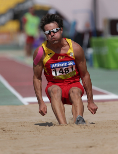 Xavi Porras, participando en salto de longitud T11 en el Mundial de Atletismo Doha 2015.