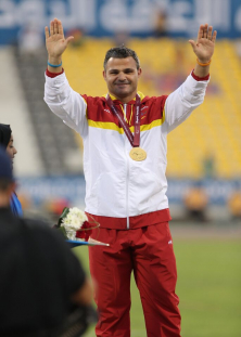 David Casinos, en el podio como campeón del mundo de lanzamiento de disco en el Mundial de Atletismo Doha 2015.