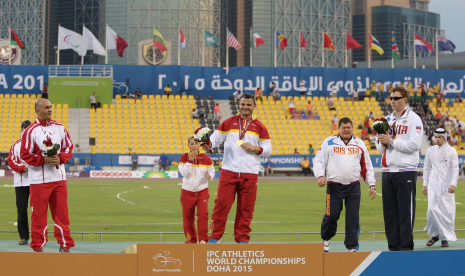 David Casinos, en el podio como campeón del mundo de lanzamiento de disco en el Mundial de Atletismo Doha 2015.