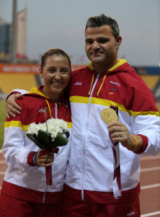 David Casinos, con la medalla de oro de campeón del mundo de lanzamiento de disco en el Mundial de Atletismo Doha 2015.