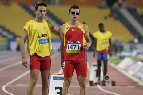Gerard Descarrega y su guía Marcos Blanquiño, antes de la prueba de 400 metros T11 del Mundial de Atletismo Doha 2015.