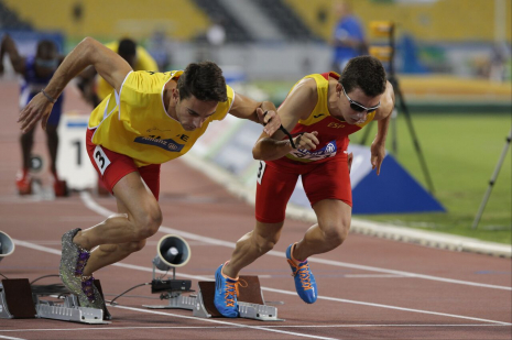 Gerard Descarrega y su guía Marcos Blanquiño, durante la prueba de 400 metros T11 del Mundial de Atletismo Doha 2015.