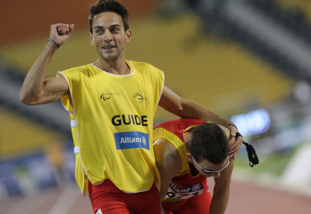 Gerard Descarrega y su guía Marcos Blanquiño, tras la prueba de 400 metros T11 del Mundial de Atletismo Doha 2015.