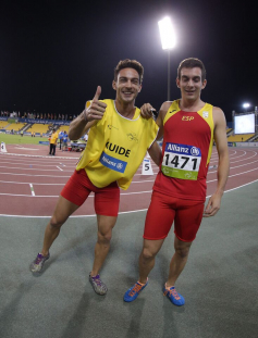 Gerard Descarrega y su guía Marcos Blanquiño, tras la prueba de 400 metros T11 del Mundial de Atletismo Doha 2015.