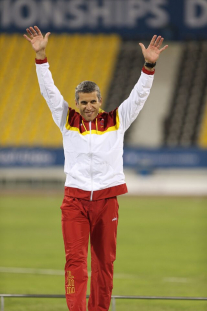 Alberto Suárez, en el podio como subcampeón de la prueba de los 5000 metros T13 del Mundial de Atletismo Doha 2015.