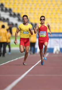 Gerard Descarrega y Marcos Blanquiño, en la prueba de 200 metros T11 del Mundial de Atletismo Doha 2015.