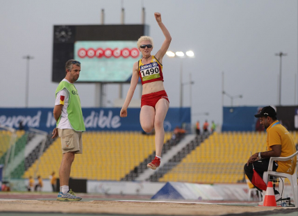 Sara Fernández, en una de sus tentativas de la prueba de salto de longitud T12 en el Mundial de Atletismo Doha 2015.