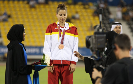 Sara Martínez Puntero, en el podio con la medalla de bronce en salto de longitud T12 del Mundial de Atletismo Doha 2015.