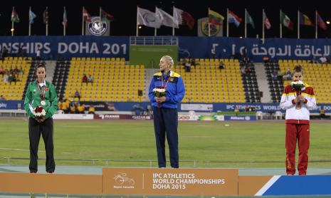 Sara Martínez Puntero, en el podio con la medalla de bronce en salto de longitud T12 del Mundial de Atletismo Doha 2015.