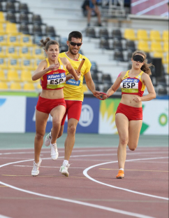 Momento de la prueba del relevo 4x100 T11-T13 femenino del Mundial de Atletismo Doha 2015, con Lia Beel y David Alonso y Sara Martínez.