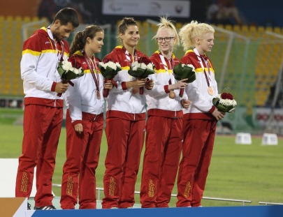 Relevo 4x100 T11-T13 femenino, en el podio con la medalla de bronce en el Mundial de Atletismo Doha 2015: Lia Beel y David Alonso, Sara Martínez, Melany Berges y Sara Fernández.